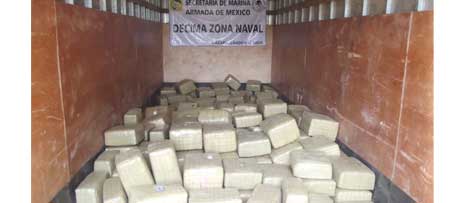 semar asegura en michoacan un camion transportando casi 800 kilos de presunta marihuana