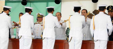 integrantes del presídium otorgaron premios académicos a los Guardiamarinas y Cadetes que se destacaron por su desempeño durante el ciclo escolar 2011-2012