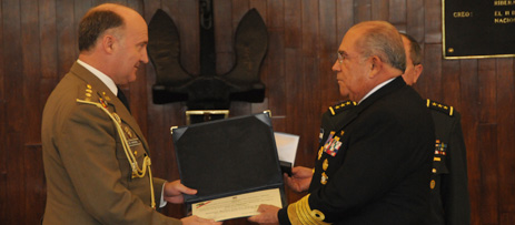 la asociacion de agregados militares, navales y aereos en mexico condecora al secretario de marina